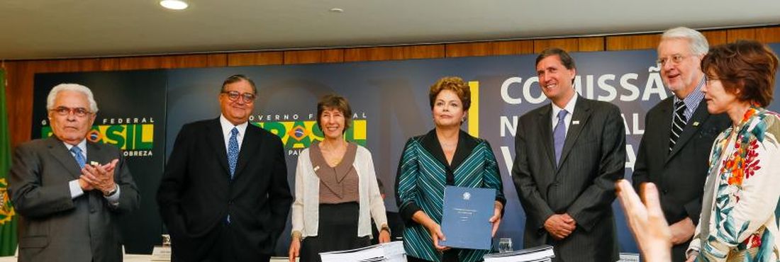 Dilma Rousseff recebe relatório final da Comissão Nacional da Verdade Dilma Rousseff recebe relatório final da Comissão Nacional da Verdade