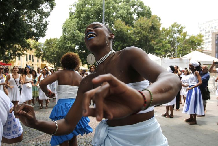 Blocos afros se reúnem para saudar Iemanjá na Praça XV no Rio