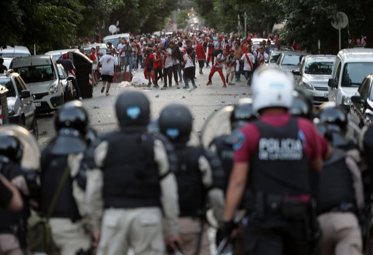 Fãs do River Plate se revoltam com o adiamento da Final da Copa Libertadores 2018, na Argentina.