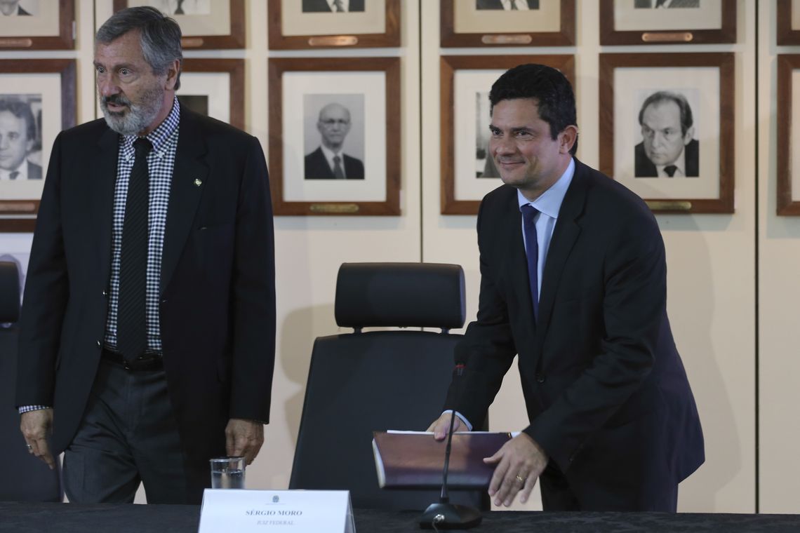Fabio Rodrigues Pozzebom/Agência Brasil O atual ministro da Justiça, Torquato Jardim, e o futuro ministro da pasta, juiz federal Sérgio Moro, durante coletiva de imprensa após reunião.