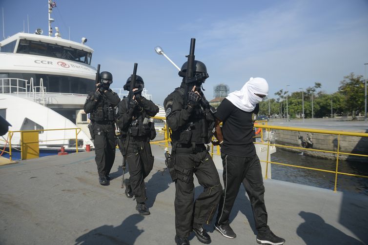 A Unidade de Intervenção Tática do Batalhão de Operações Policiais Especiais (Bope) faz treinamento simulado de regaste de refém no interior de uma embarcação da CCR Barcas, no Rio de Janeiro.