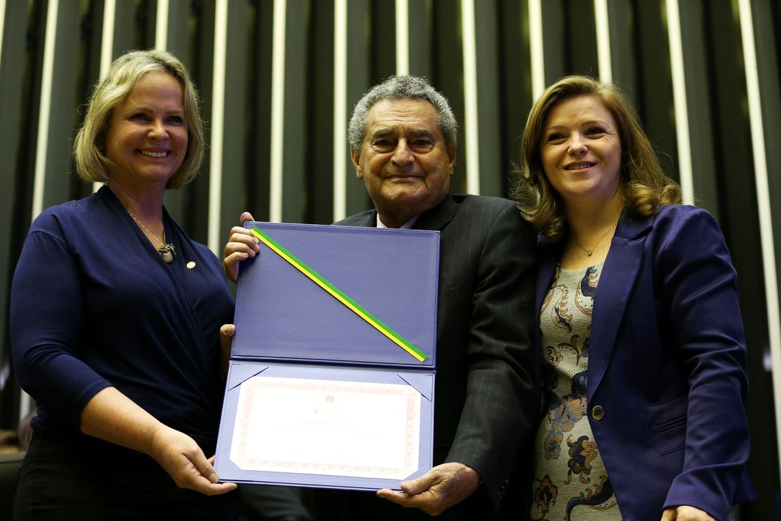 Marcelo Camargo/Agência Brasil Jairo Ribeiro de Mattos, do Lar dos Velhinhos de Piracicaba, recebe o Prêmio Zilda Arns 2018, em reconhecimento às pessoas e instituições que se destacaram por ações em defesa dos direitos das pessoas idosas.