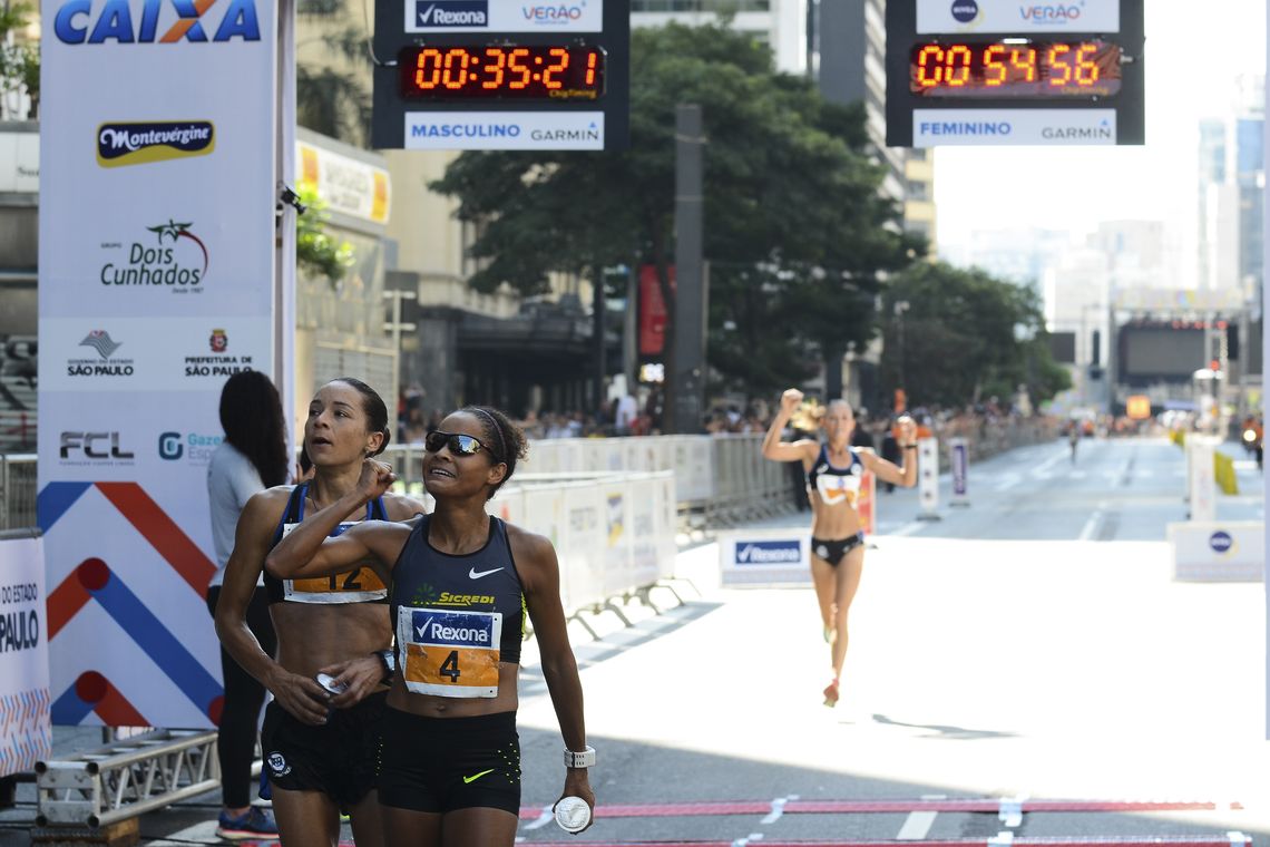 Rovena Rosa/Agência Brasil São Paulo - Tatiele Roberta de Carvalho, ficou na sétima colocação e fez o melhor tempo entre as brasileiras na 92ª Corrida Internacional de São Silvestre, na Avenida Paulista (Rovena Rosa/Agência Brasil)