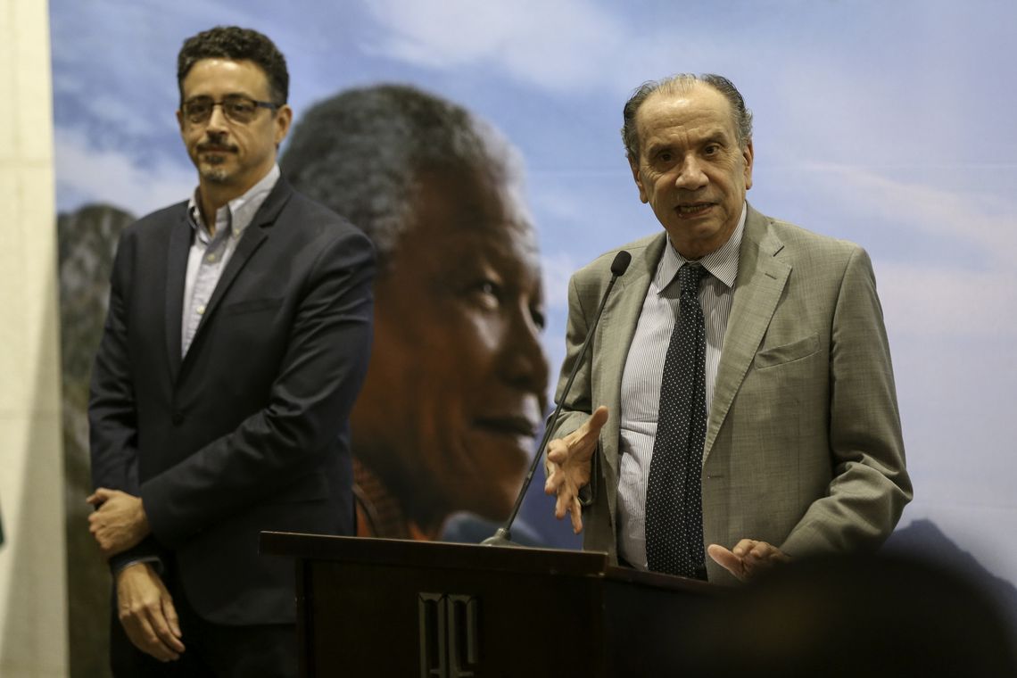 Fabio Rodrigues Pozzebom/Agência Brasil O ministro da Cultura, Sérgio Sá Leitão, e o ministro das Relações Exteriores, Aloysio Nunes Ferreira, durante inauguração da exposição Centenário Mandela, no Palácio Itamaraty.