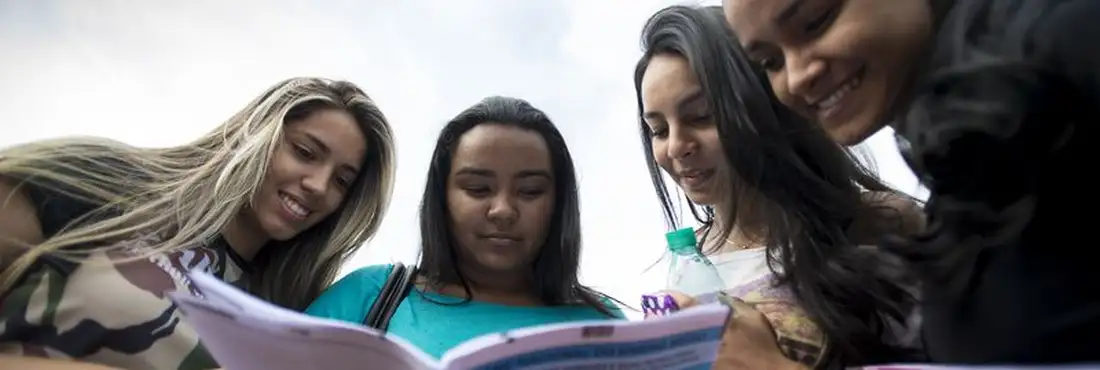 As amigas Jéssica Frazão, 18, Jéssica Barbosa, 21, Jéssyca Reis, 18, e Jhully da Silva, 18, relatam suas impressões sobre o primeiro dia de provas do Enem2014
