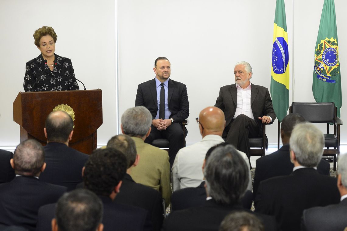 José Cruz/Agência Brasil Brasília - A presidenta Dilma Rousseff participa da solenidade de assinatura de contratos de patrocínio de futebol (José Cruz/Agência Brasil)