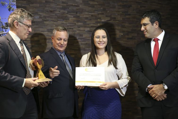 Carla Johanna Lessa Silva, 3º lugar na categoria estudante, durante cerimônia de entrega do 6º Prêmio Serviço Florestal Brasileiro em Estudos de Economia e Mercado Florestal, na Confederação Nacional da Indústria (CNI).