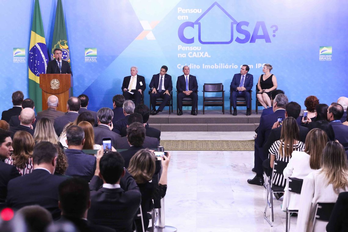 O presidente Jair Bolsonaro e o presidente da Caixa EconÃ´mica Federal, Pedro GuimarÃ£es, durante a cerimÃ´nia de lanÃ§amento do IPCA para Credito ImobiliÃ¡rio.