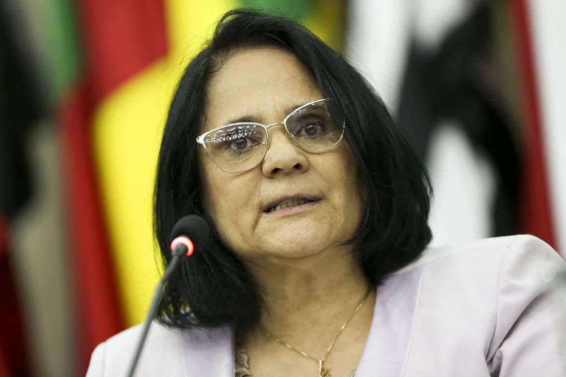 A ministra da Mulher, da Família e dos Direitos Humanos, Damares Alves, durante cerimônia de assinatura de acordo de cooperação técnica para estabelecimento de políticas públicas de combate à violência doméstica e familiar