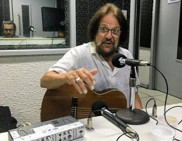 Tunai no estúdio durante entrevista no Tarde Nacional Rio