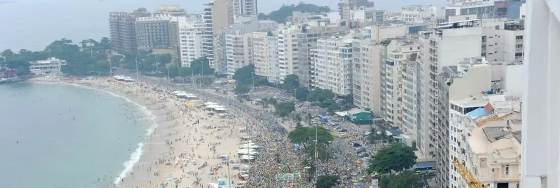 Manifestantes fazem protesto pelo impeachment da presidente Dilma Rousseff na praia de Copacabana, zona sul do Rio de Janeiro