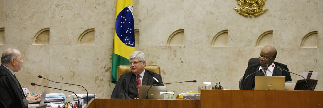 Ministro Celso de Mello cumprimenta o novo procurador-geral da República, Rodrigo Janot. Ministro Celso de Mello cumprimenta o novo procurador-geral da República, Rodrigo Janot.