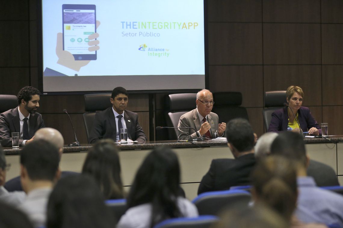 José Cruz/Agência Brasil O ministro da Transparência e Controladoria Geral da União, Wagner Rosário, o embaixador da Alemanha no Brasil, Georg Witschel e a Alliance for Integrity lançam a versão para o setor público da ferramenta digital TheIntegrityApp.