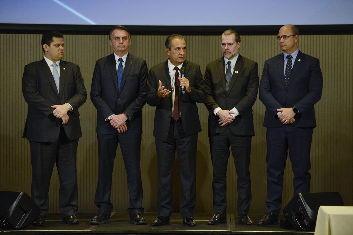 Tânia Rêgo/Agência Brasil O presidente do Senado, Davi Alcolumbre, o presidente Jair Bolsonaro, o pastor Silas Malafaia, o presidente do Supremo Tribunal Federal, Dias Toffoli, e o governador do Rio, Wilson Witzel, participam do almoço com pastores evangélicos.