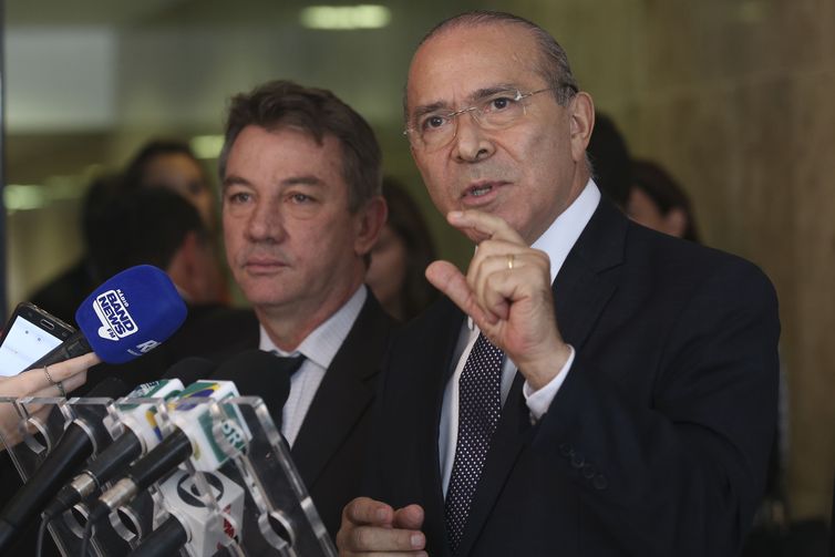 O governador eleito de Roraima e interventor, Antônio Denarium, e o ministro chefe da Casa Civil, Eliseu Lemos Padilha, durante entrevista coletiva no Palácio do Planalto.