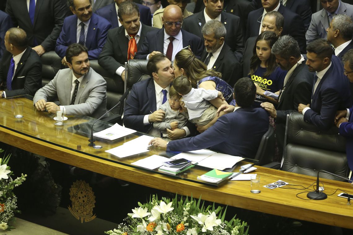 Valter Campanato/Agência Brasil Com 334 votos, o deputado Rodrigo Maia (DEM-RJ) foi reeleito presidente da Câmara dos Deputados em primeiro turno. O resultado foi bastante comemorado no plenário e Maia se emocionou
