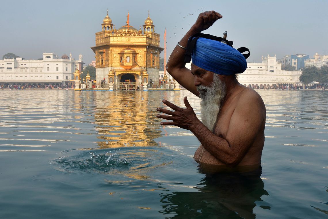 RAMINDER PAL SINGH / Lusa Armistad (Índia) - Indiano faz cerimônia de agradecimento na manhã do primeiro dia de 2017 (RAMINDER PAL SINGH / Lusa)