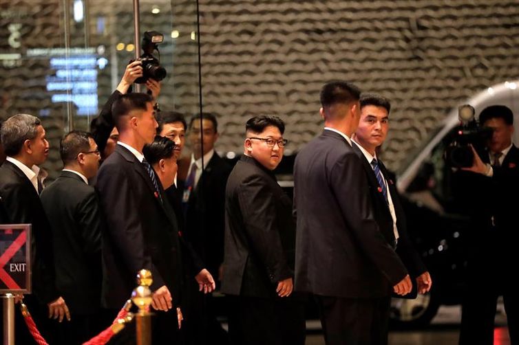 O líder da Coreia do Norte, Kim Jong-un no Marina Bay Sands Hotel, em Cingapura, onde se encontrará com o presidente dos Estados Unidos, Donald Trump