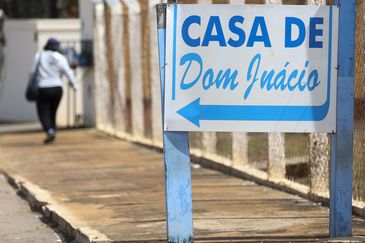 Movimentação na Casa de Dom Inácio, onde o médium João de Deus realiza atendimentos e cirurgias espirituais.