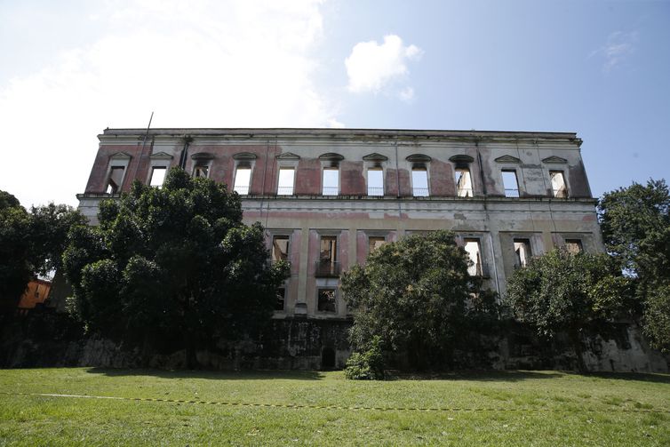 Museu Nacional do Rio de Janeiro continua interditado pela Defesa Civil após ter sido destruído por um incêndio na noite do último domingo. 