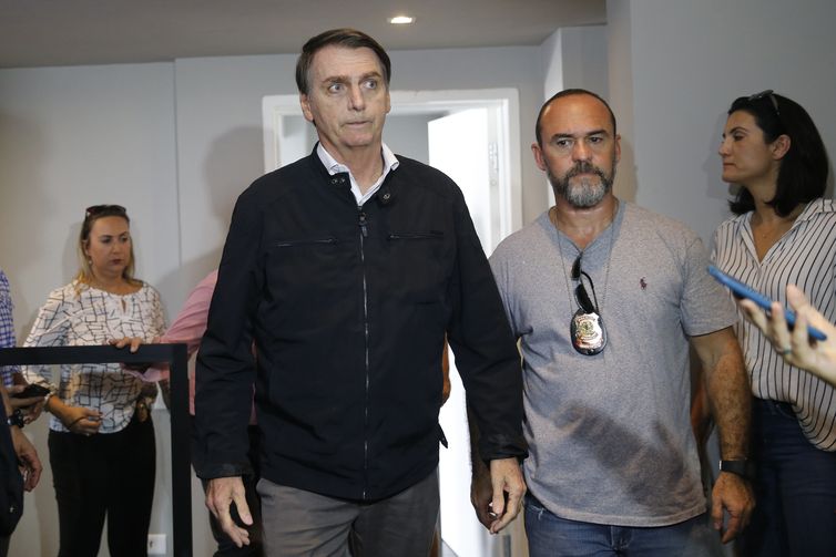 O candidato Jair Bolsonaro  (PSL) fala Ã  imprensa apÃ³s gravaÃ§Ã£o de campanha, no bairro Jardim BotÃ¢nico. 