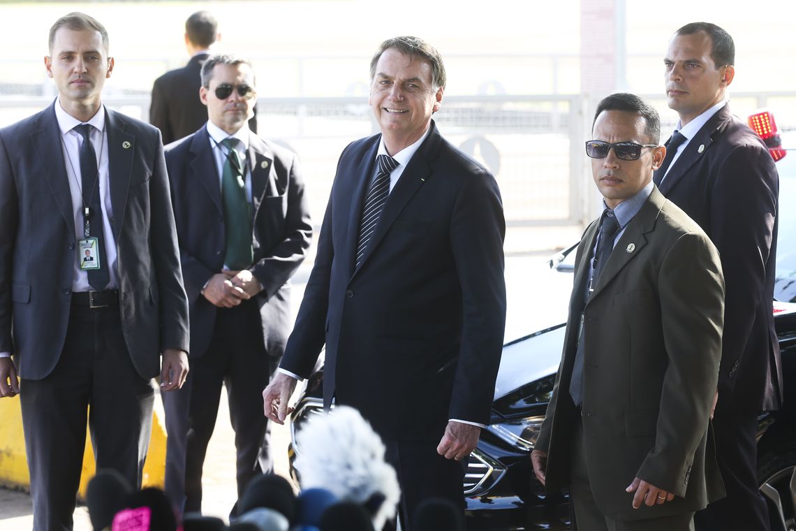 O presidente Jair Bolsonaro recebe cumprimentos e tira fotos na entrada do Palácio da Alvorada.