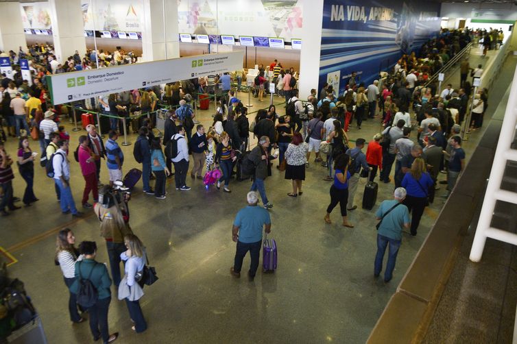 Brasília - Passageiros enfrentam filas para a inspeção de bagagens nos aeroportos do país. Começam a valer as novas determinações da Agência Nacional de Aviação Civil para garantir maior segurança nos voos (José Cruz/Agência Brasil)