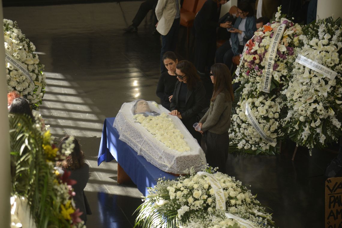 Tomaz Silva/Agência Brasil Familiares e amigos se despedem do jornalista Paulo Henrique Amorim, corpo é velado na Associação Brasileira de Imprensa (ABI), no centro do Rio.