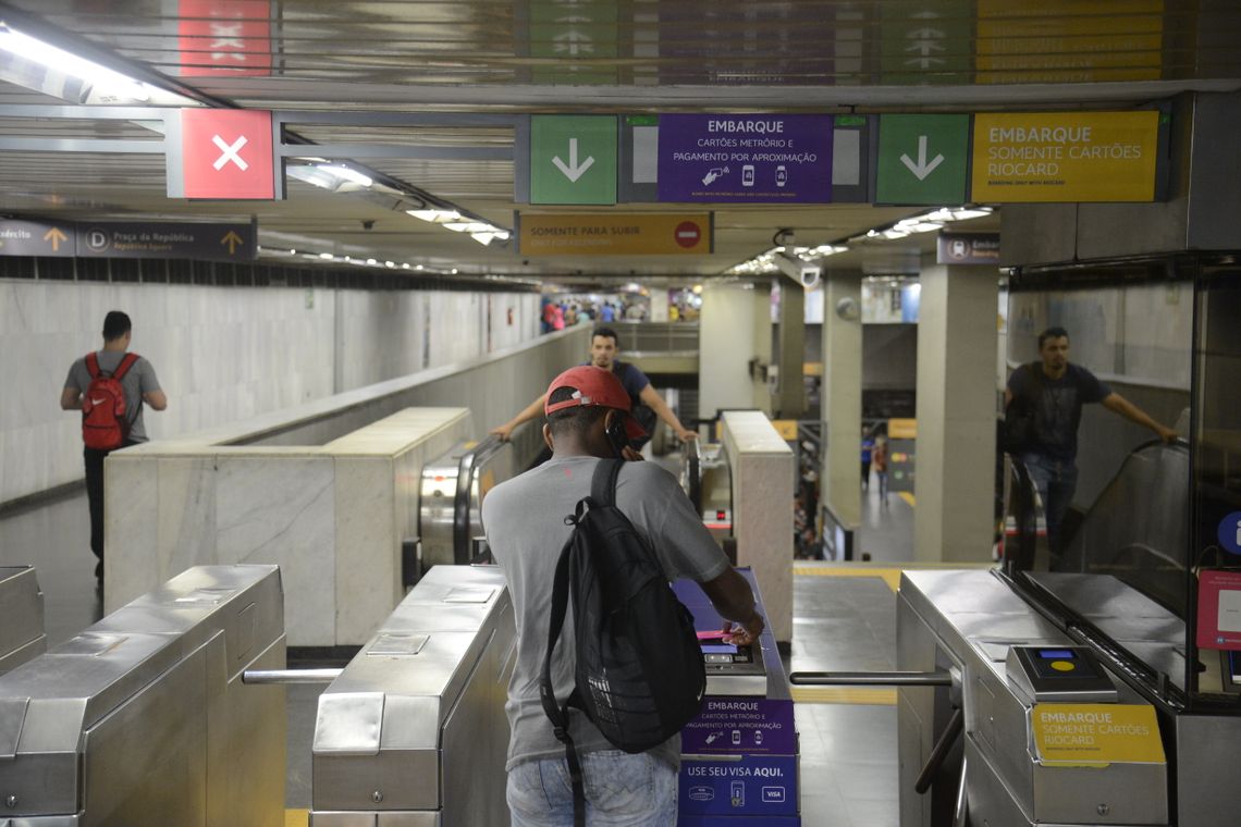 Fernando Frazão/Agência Brasil Rio de Janeiro - Metrô Rio lança serviço de pagamento da tarifa por tecnologia de aproximação, com cartões, celulares e outros dispositivos, diretamente nas catracas de embarque das estações.(Foto: Fernando Frazão/Agência Brasil)