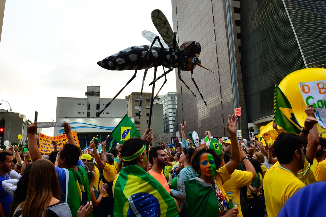 Rovena Rosa/Agência Brasil São Paulo - Manifestação na Avenida Paulista, região central da capital, contra a corrupção e pela saída da presidenta Dilma Rousseff (Rovena Rosa/Agência Brasil)
