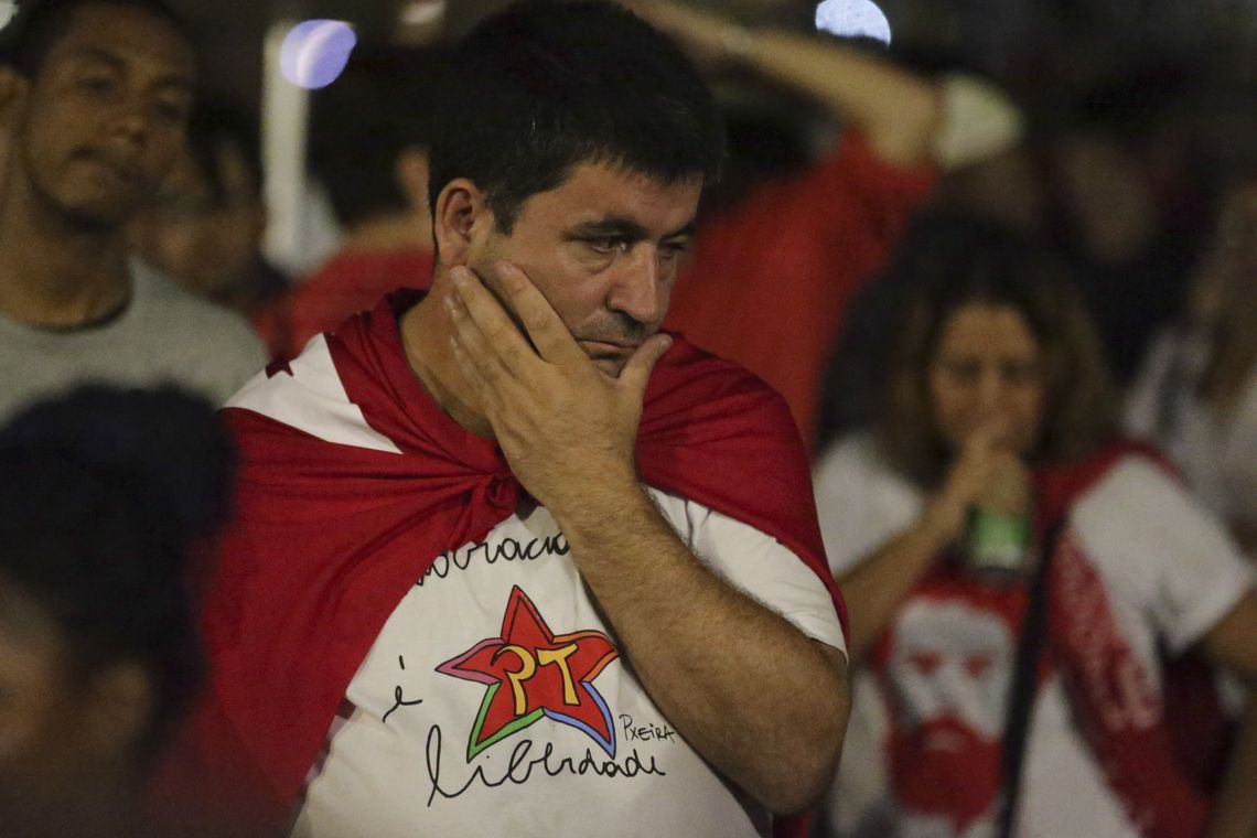 Fabio Rodrigues Pozzebom/Agência Brasil Brasília - Manifestantes favoráveis ao ex-presidente Lula, acompanham o voto da ministra Rosa Weber (Fabio Rodrigues Pozzebom/Agência Brasil)