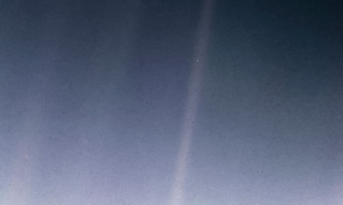 A imagem feita pela Voyager I, quando a sonda já estava a caminho do espaço interestelar, faz parte de um conjunto de fotos de planetas, intitulado como Retrato de Família.