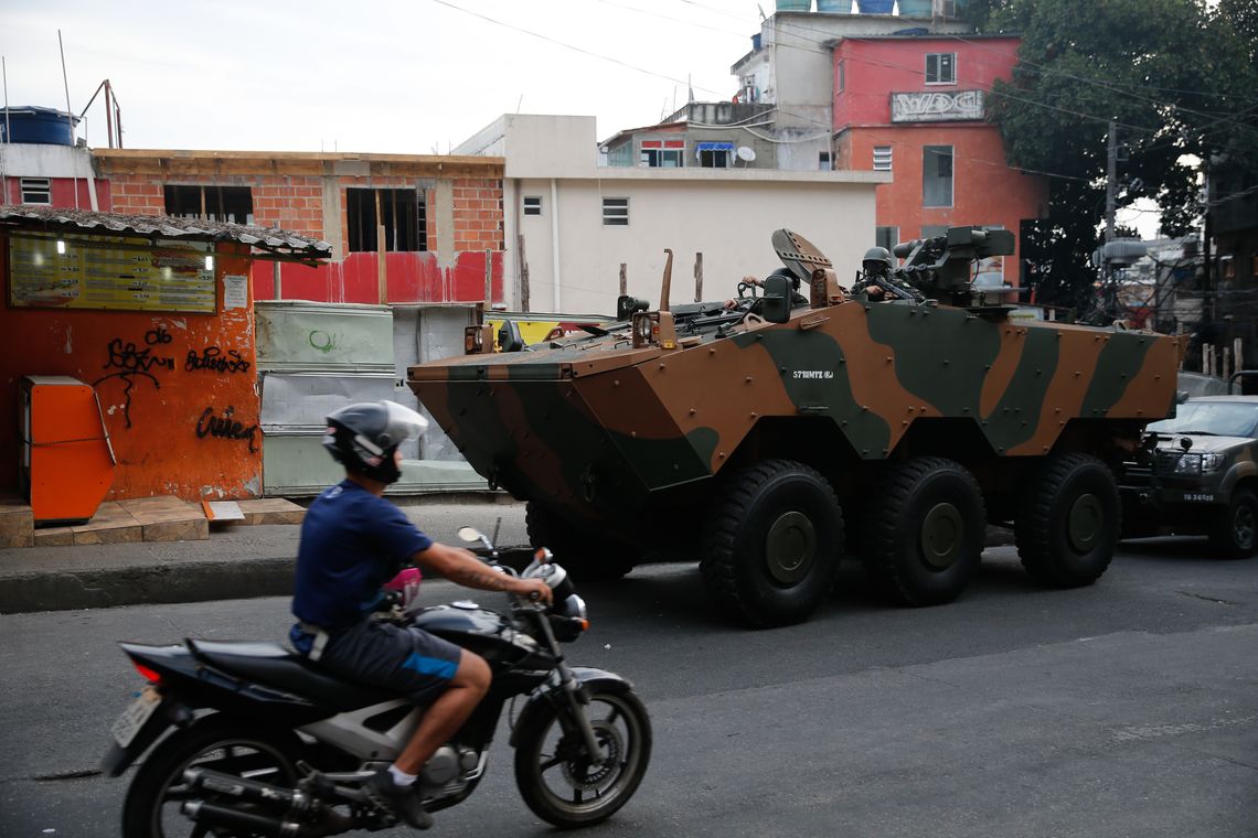 Fernando Frazão/Agência Brasil Rio de Janeiro - Militares fazem operação na favela da Rocinha após guerra entre quadrilhas rivais de traficantes pelo controle da área (Fernando Frazão/Agência Brasil)