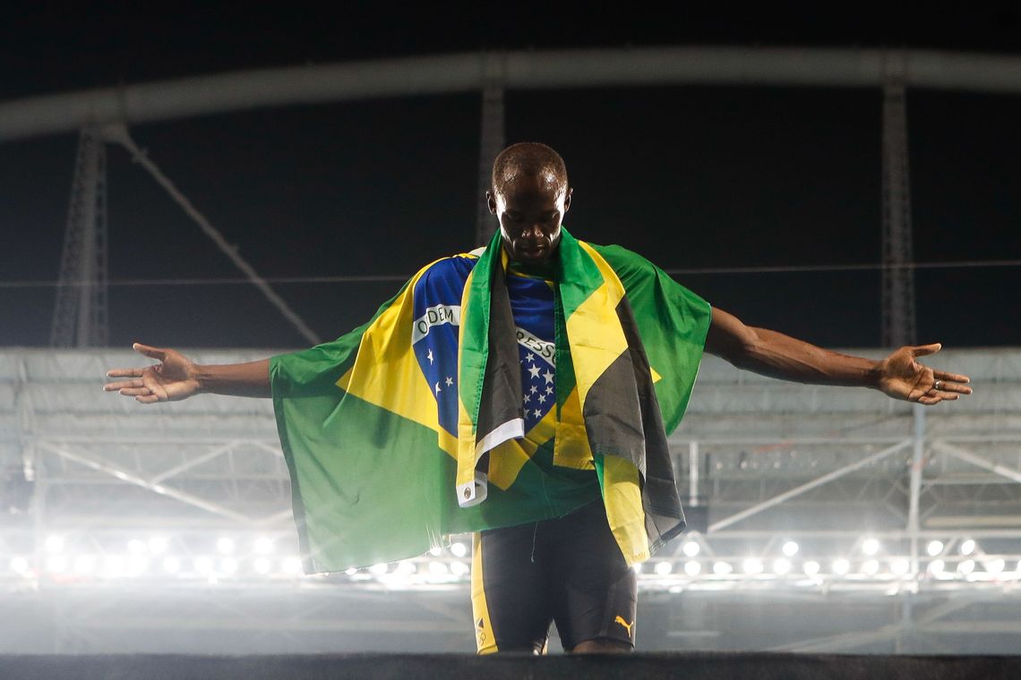 Fernando Frazão/Agência Brasil Rio de Janeiro - O atleta jamaicano Usain Bolt se aposenta é o único tricampeão dos 100m, 200m e do revezamento 4 por 100m na história dos jogos olímpicos. Com a conquista das três medalhas de ouro nos Jogos do Rio 2016 (Fernando Frazão