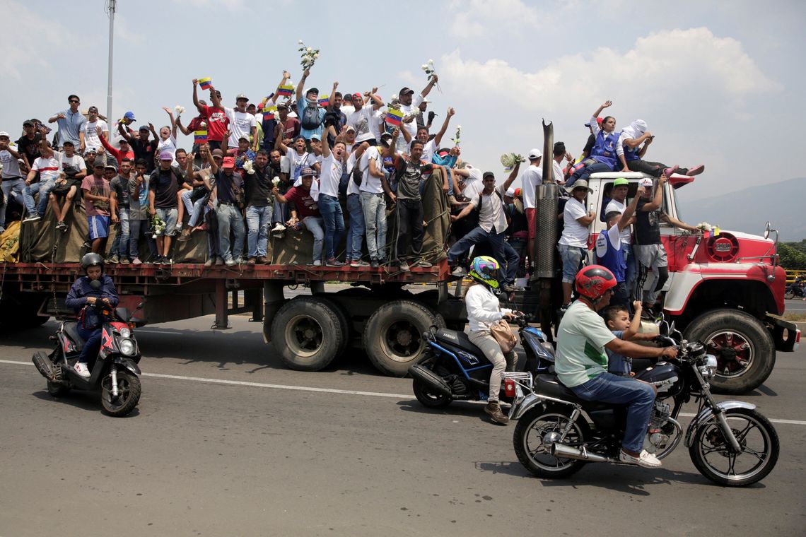 REUTERS/Marco Bello / direitos reservados Partidários da oposição venezuelana acenam de um caminhão transportando ajuda humanitária para a Venezuela, perto da fronteira, nos arredores de Cucuta, Colômbia