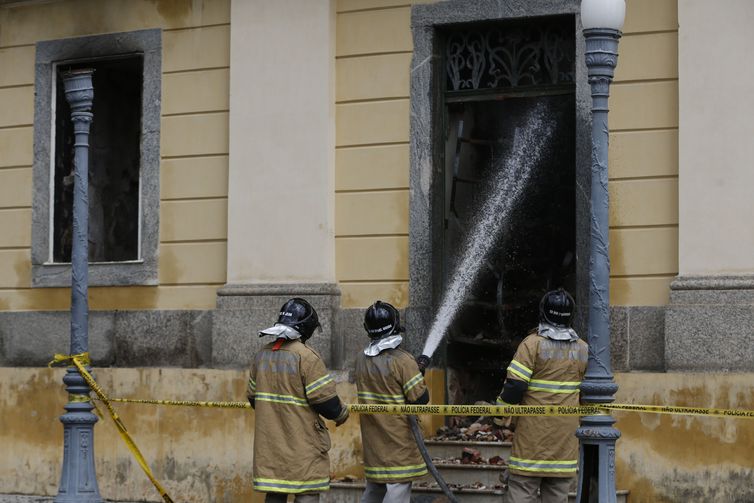 Museu Nacional do Rio de Janeiro continua interditado pela Defesa Civil após ter sido destruído por um incêndio na noite do último domingo. 