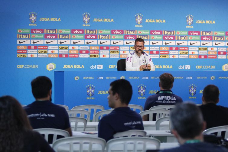 O auxiliar técnico da seleção brasileira de futebol, Cléber Xavier, durante entrevista coletiva, no centro de treinamento da Granja Comary, em Teresópolis.