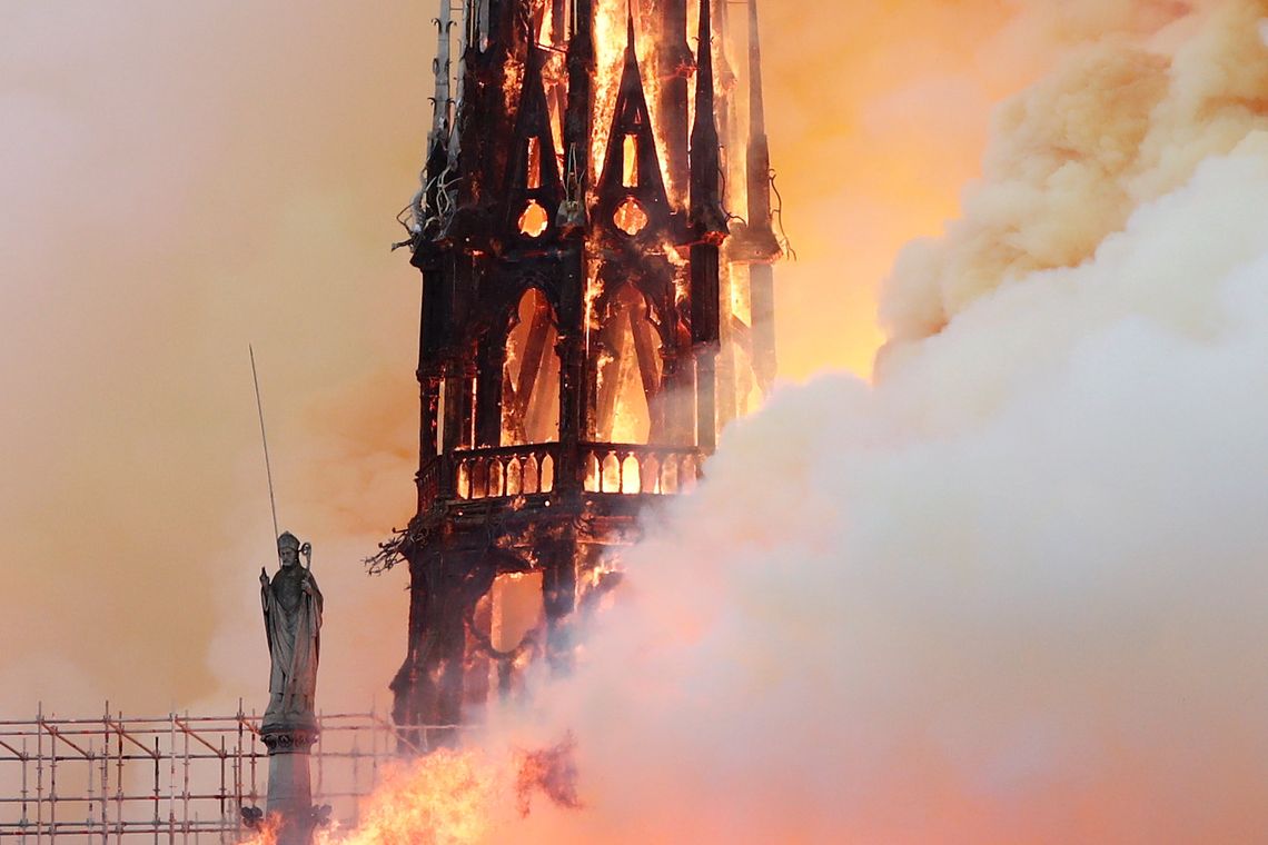 Reuters/Benoit Tessier/Direitos Reservados Um incêndio atinge desde o início da tarde de hoje (15) a Catedral de Notre-Dame, no centro de Paris. A fumaça pode ser vista do topo do patrimônio considerado uma referência histórica da capital francesa.