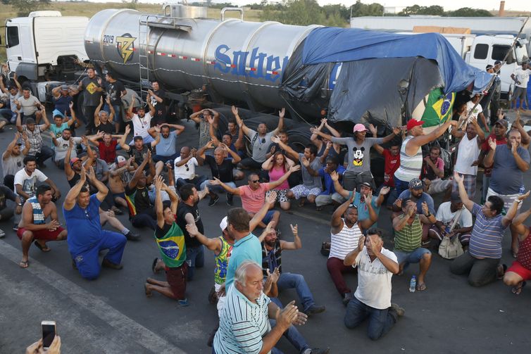 Caminhoneiros protestam na Rodovia Presidente Dutra, em Seropédica, Rio de Janeiro./Tomaz Silva/Agência Brasil