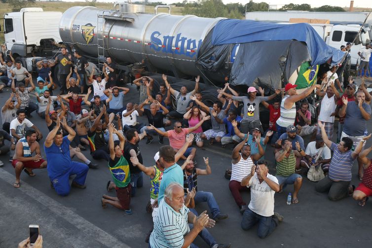 Caminhoneiros protestam na Rodovia Presidente Dutra, em SeropÃ©dica, Rio de Janeiro.