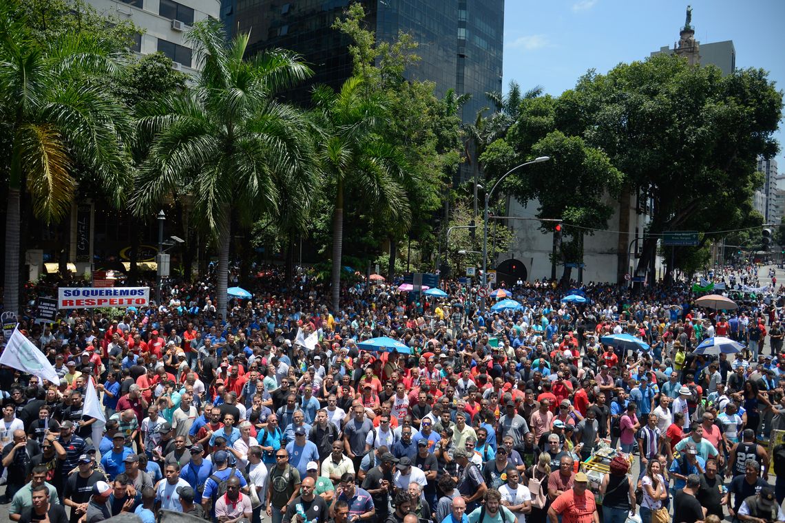 Tânia Rêgo/Agência Brasil Rio de Janeiro - Servidores protestam contra o pacote de cortes do governo do estado em frente ao prédio da Alerj (Tânia Rêgo/Agência Brasil)