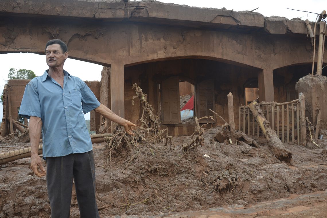 Antonio Cruz/ Agência Brasil Mariana (MG) - João Leôncio Martins, com sua casa ao fundo no distrito de Bento Rodrigues, em Mariana (MG), atingido pelo rompimento de duas barragens de rejeitos da mineradora Samarco (Antonio Cruz/Agência Brasil)