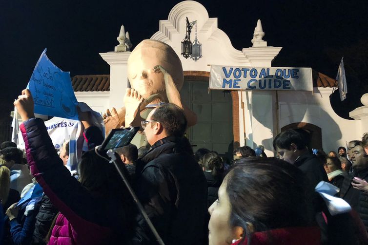 Às vésperas de votação no Senado, Argentina se divide em relação a aborto. 