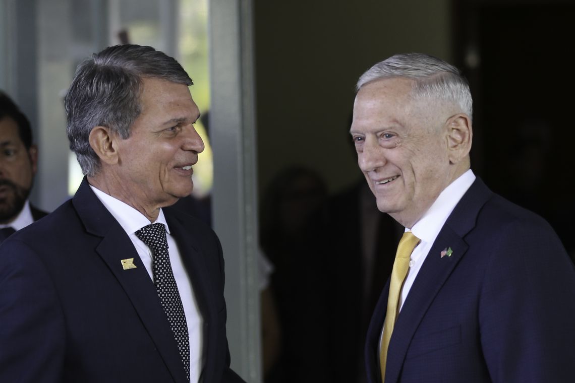 Fabio Rodrigues Pozzebom/Agência Brasil O ministro da Defesa, Joaquim Silva e Luna, e o secretário de Defesa dos Estados Unidos, James Mattis, após reunião no ministério.
