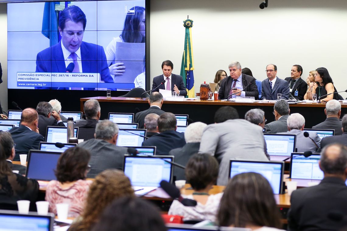 Marcelo Camargo/Agência Brasil Brasília - O deputado Arthur Maia faz a leitura do seu relatório na Comissão Especial que analisa a proposta de emenda à Constituição (PEC) da reforma da Previdência (PEC 287/16) (Marcelo Camargo/Agência Brasil)