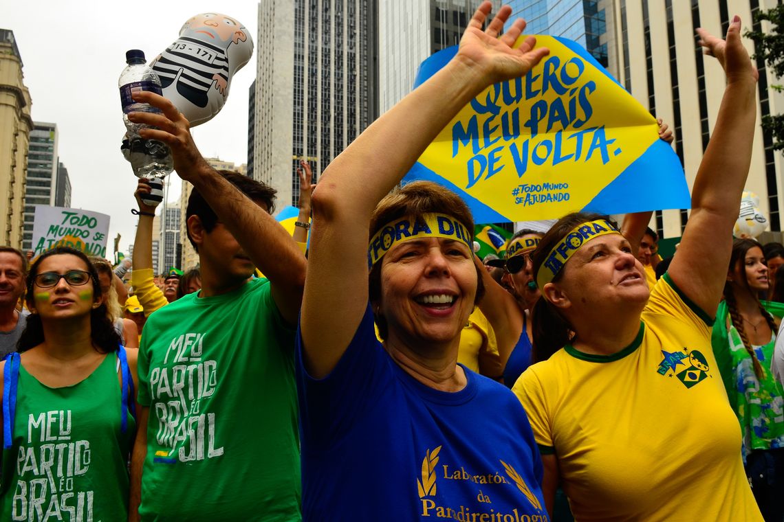 Rovena Rosa/Agência Brasil São Paulo - Manifestação na Avenida Paulista, região central da capital, contra a corrupção e pela saída da presidenta Dilma Rousseff (Rovena Rosa/Agência Brasil)