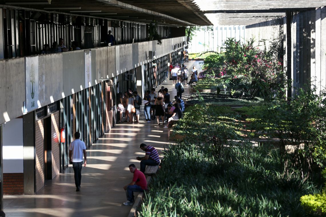 Brasília - Incluída no rodízio de abastecimento do DF, a Universidade de Brasília (UnB) está tomando medidas para reduzir o consumo de água, como adiar o início das aulas no principal campus da instituição em função do racionamento (Fabio