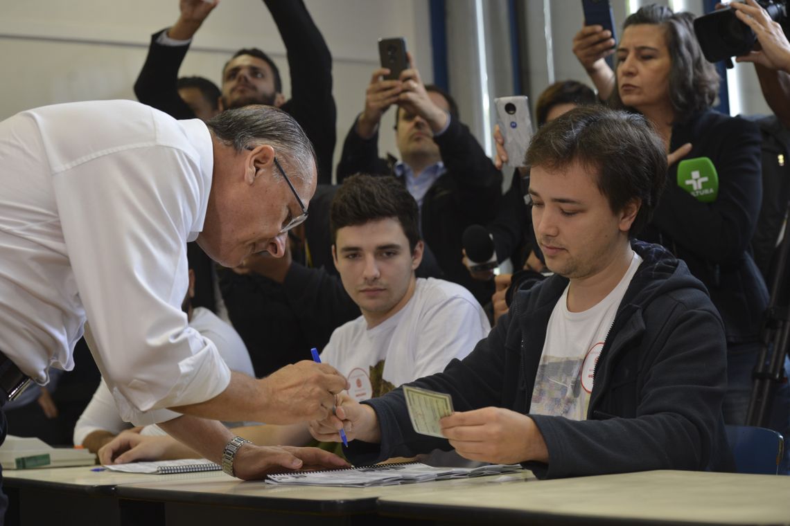 O candidato a presidÃªncia pelo PSDB, Geraldo Alckmin, vota na Escola Santo AmÃ©rico, no Jardim Colombo.