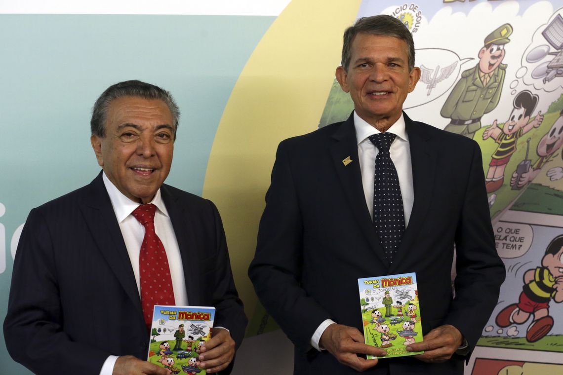 Antonio Cruz/Agência Brasil O Ministro da Defesa, Joaquim Silva e Luna e o escritor Mauricio de Souza, durante o lançamento do almanaque A Turma da Mônica e a Indústria de Defesa.