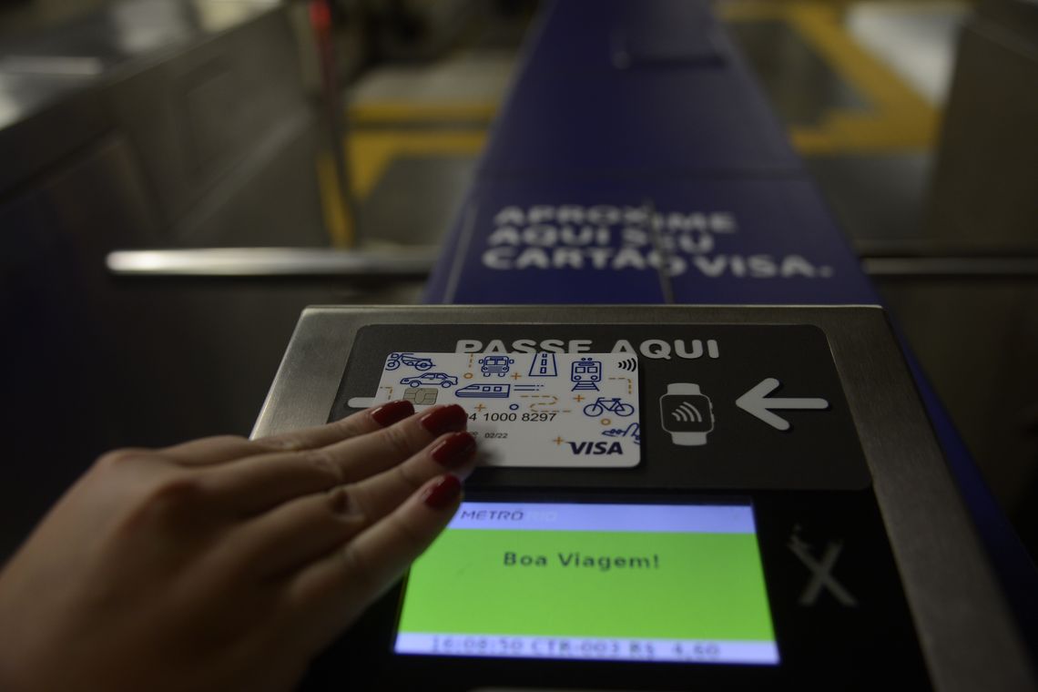 Fernando Frazão/Agência Brasil Metrô Rio lança serviço de pagamento da tarifa por tecnologia de aproximação, com cartões, celulares e outros dispositivos, diretamente nas catracas de embarque das estações.